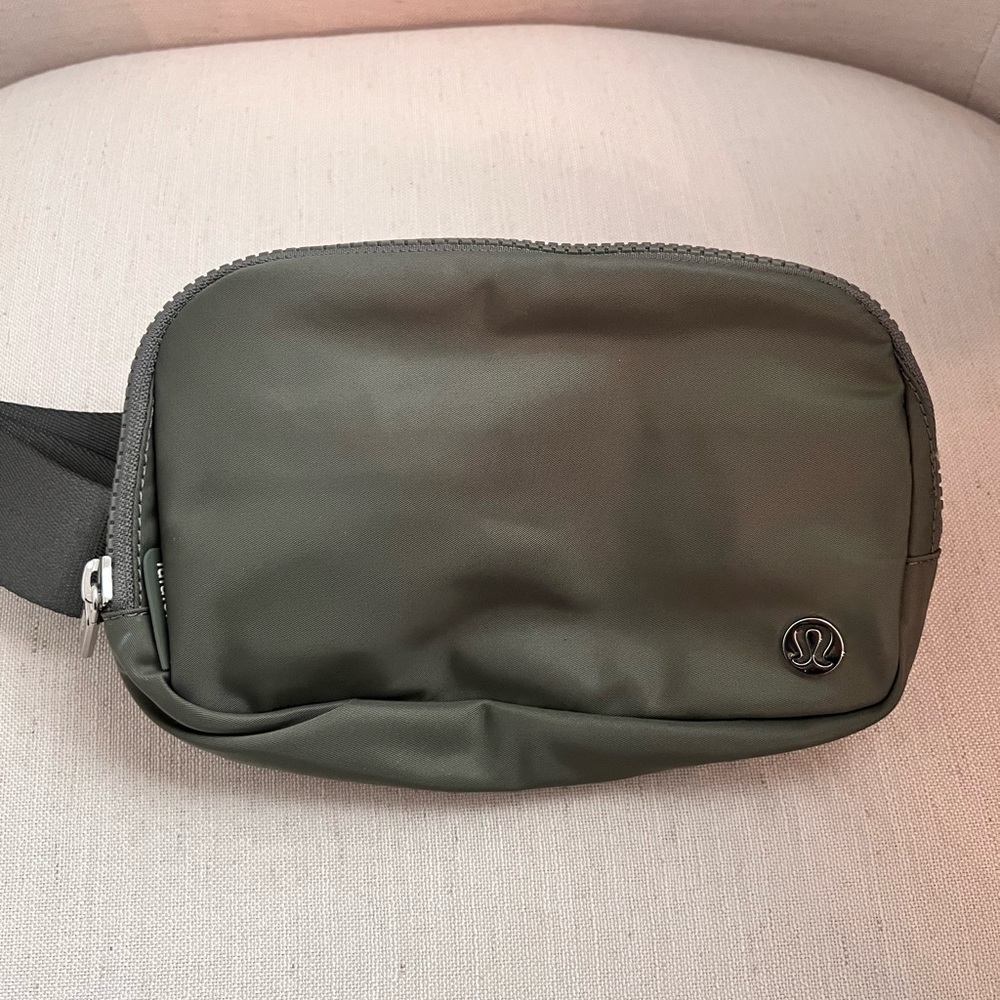 Lululemon everywhere belt bag (NWT)